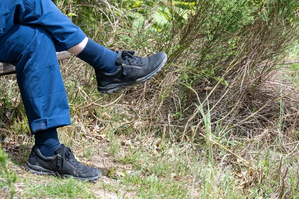 Primer Plano Las Piernas Cruzadas Macho Sentado Parque —  Fotos de Stock