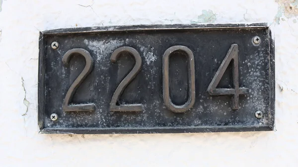 Een Close Van Een Rustieke Metalen Nummer 2204 Witte Achtergrond — Stockfoto