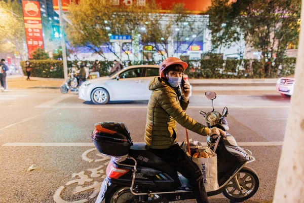 Une Jeune Femme Conduisant Une Moto Shanghai Chine — Photo
