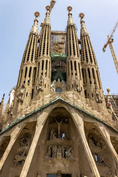 スペインバルセロナの歴史的大聖堂ガウディ サグラダ ファミリアの低角度ショット — ストック写真