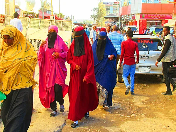 索马里妇女在贫穷和以部族为基础的文化所造成的苦难中承受着不平等的冲击 这种文化促进严格的男性权威 — 图库照片