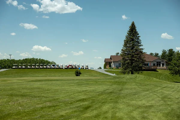 Una Golf Club House Una Giornata Calda Con Golf Cart — Foto Stock