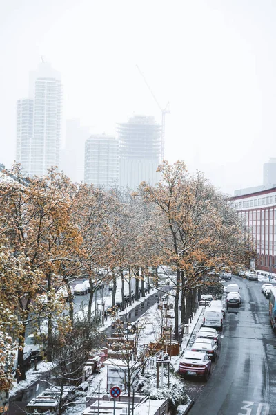 Uma Estrada Uma Cidade Coberta Neve Dia Nebuloso — Fotografia de Stock