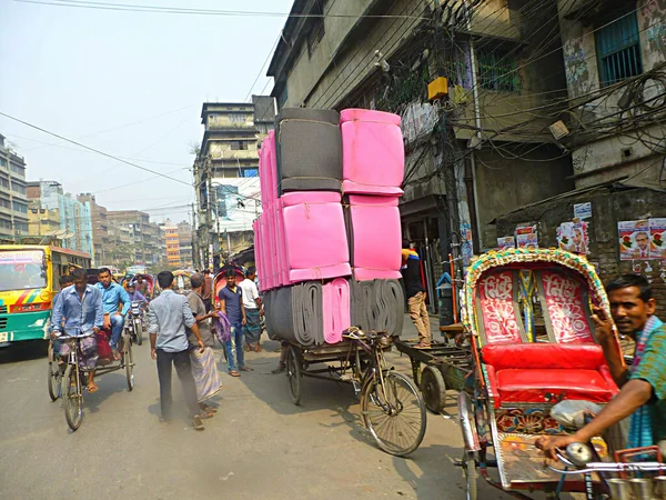 갈라데쉬 Dhaka Bangladesh 자전거에 넘치는 인력거가 일반적 교통수단이다 — 스톡 사진