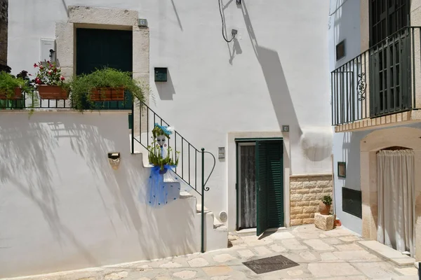 カサマッシマの小さな通りにある家のドア プーリア地方の青い色の家のある村 イタリア — ストック写真