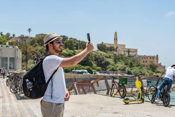 Orta Doğulu bir erkek blogcu İsrail 'de seyahat ederken Jaffa liman şehrinde selfie çekiyor
