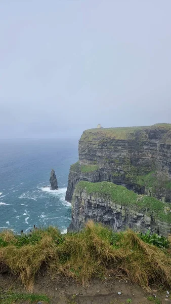 Tiro Vertical Das Falésias Moher Sob Céu Sombrio Irlanda — Fotografia de Stock