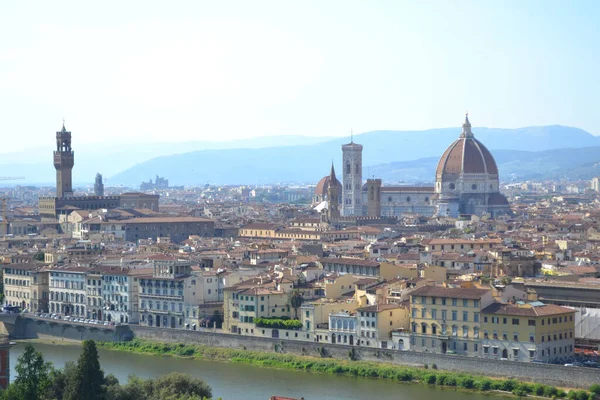 Низькокутний Вид Сучасні Будівлі Біля Води Флоренції Італія — стокове фото