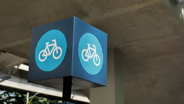 Eine Nahaufnahme Des Blauen Fahrradstraßenschildes — Stockfoto