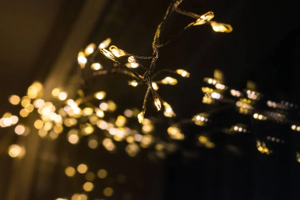 Eine Nahaufnahme Von Gelben Weihnachtslichtern Vor Dem Verschwommenen Hintergrund Oberflächlicher — Stockfoto