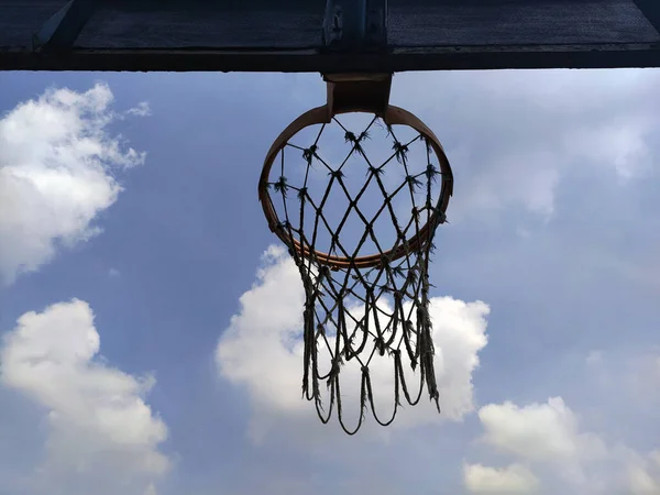 Een Oud Basketbalnet Een Blauwe Lucht Achtergrond — Stockfoto
