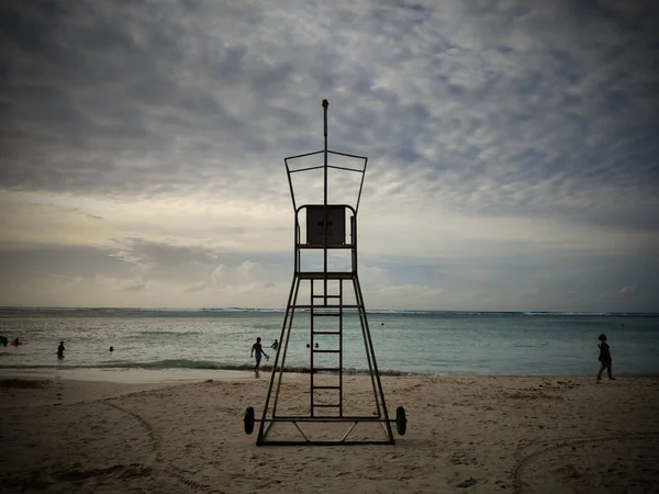 Een Plek Voor Redder Het Strand Zitten Met Een Bewolkte — Stockfoto