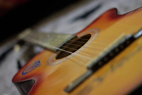 Nahaufnahme Einer Gitarre Auf Dem Verschwommenen Hintergrund — Stockfoto