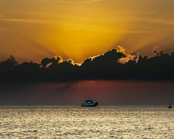 Dramatisk Lysande Ljus Solnedgång Himmel Över Sjö Med Ett Segelfartyg — Stockfoto