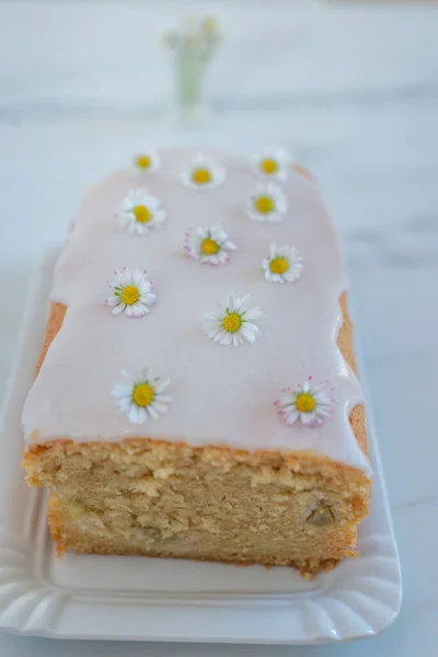 Eine Vertikale Nahaufnahme Eines Vanillekuchens Mit Gänseblümchen — Stockfoto