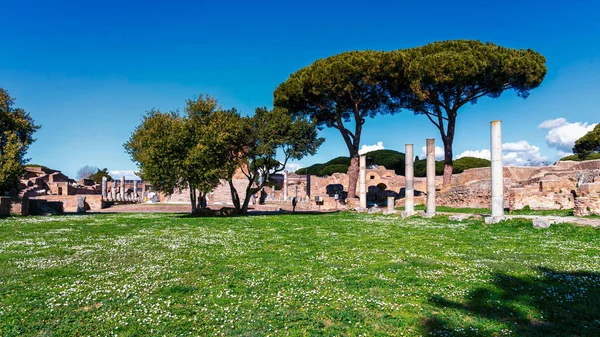 Ostia Antica, antik Roma liman şehrinin bulunduğu modern Ostia kasabasına yakın büyük bir arkeoloji alanıdır..