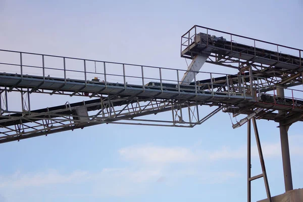 Widok Metalicznej Budowy Fabryki Przeciw Zachmurzeniu Błękitne Niebo — Zdjęcie stockowe