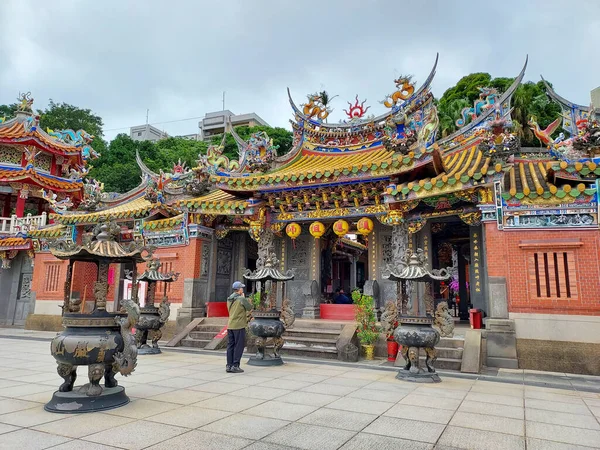 Человек Благоговейно Молится Храму Тайшань Новый Тайбэй Тайвань — стоковое фото