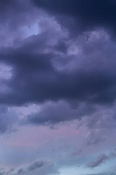 Драматический Снимок Темно Синего Облачного Неба — стоковое фото