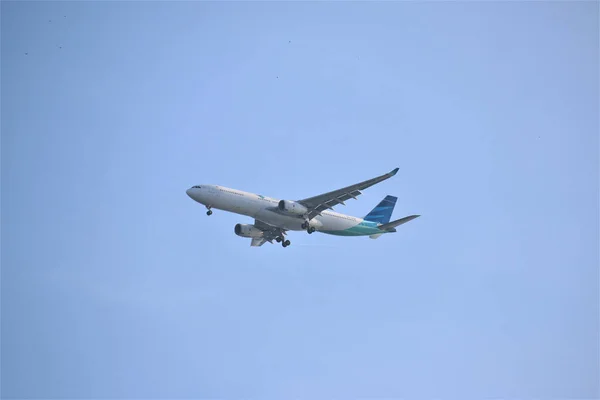 Avião Frente Dos Céus Azuis — Fotografia de Stock