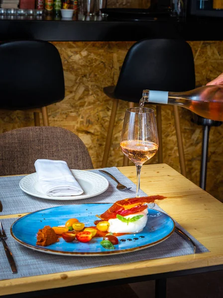 Vertical Shot Beautifully Served Dish Glass White Wine Table Restaurant — Stock Photo, Image