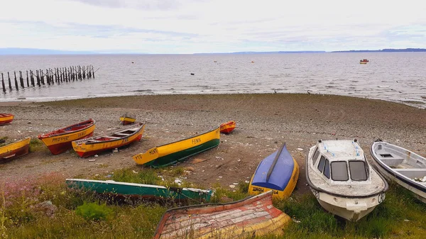 Sommige Kleurrijke Boten Geparkeerd Het Strand Achtergrond Van Zeegezicht Chili — Stockfoto