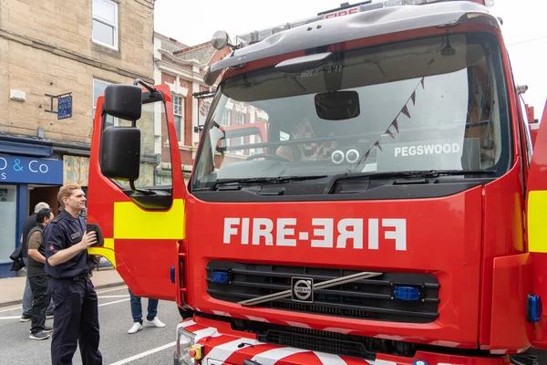 Morpeth Fair Day, Northumberland, İngiltere 'de servis itfaiye aracı.