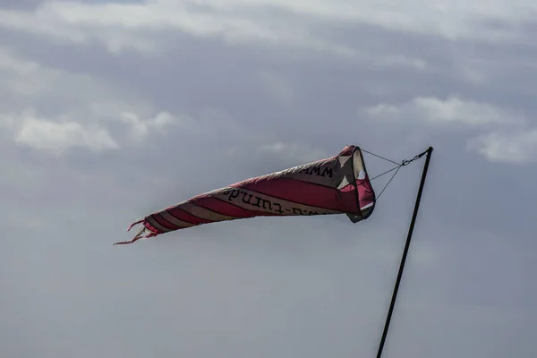 Uma Bandeira Num Dia Ventoso Contra Céu Cinzento Nublado — Fotografia de Stock