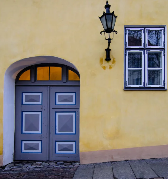 Fachada Frontal Casa Amarela Com Porta Arqueada Lâmpada Rua Janela — Fotografia de Stock