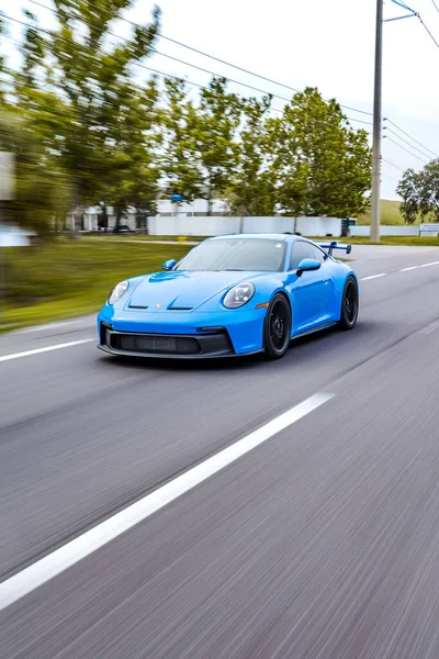 Egy Függőleges Lövés Egy Kék Porsche 911 Gt3 Sportheg Mozgásban — Stock Fotó