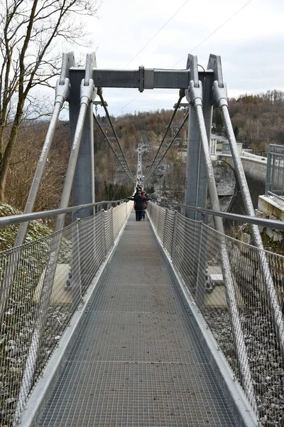 Una Vista Vertical Las Personas Que Caminan Puente Colgante Gigante — Foto de Stock