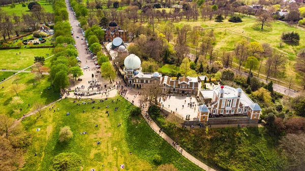 Greenwich Kraliyet Gözlemevi manzarası ve güneşli bir günde bir park.