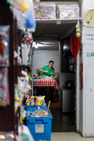 Veduta Uomo Che Prende Una Pausa Negozio Shanghai — Foto Stock