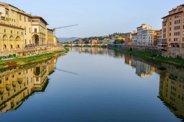 フィレンツェ イタリアのヴェッキオ橋からの反射する川の美しい景色 — ストック写真