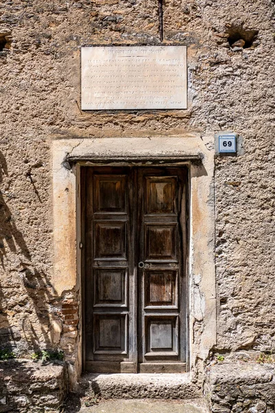 Old Wooden Door Stone House — Stock Photo, Image