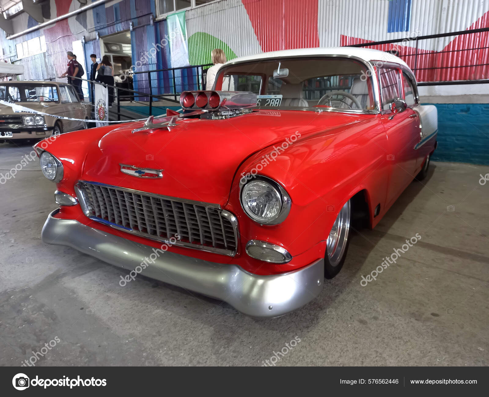 Vue Latérale D'une Voiture De Sport De Luxe Sur Tapis Rouge Dans La Salle  D'exposition