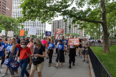 Silahları protesto eden büyük bir kalabalık. Brooklyn 'deki Cadman Plaza Parkı' ndan Brooklyn Köprüsü üzerinden New York 'a yürüyorum.