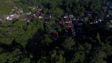 Ormanın kıyısındaki bir köyde rahat bir doğal hisle yaşamak için bir yer.