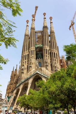 İspanya 'nın Barcelona şehrinde bulunan tarihi bazilika Gaudi La Sagrada Familia' nın düşük açılı bir çekimi.