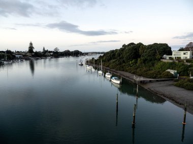 Tamaki Nehri 'nin (Auckland, Yeni Zelanda) demirli tekneleriyle hava manzarası. Stok fotoğrafı.
