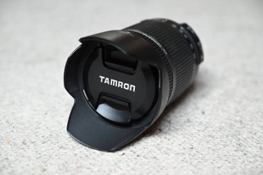 Tamnron 18-200 f3.5-6.3 Di II 'nin beyaz arka planda çekilmiş fotoğrafı.