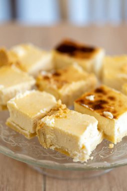 Tabaktaki leziz ev yapımı peynirli keklerin dikey yakın çekimi.