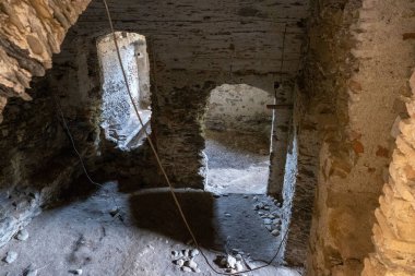 Kırsalda harabe bir ev.