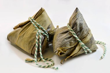 Zongzi ya da yapışkan pirinç köftesi, bambu yapraklarına sarılmış farklı dolgularla doldurulmuş glutinöz pirinçten yapılmış geleneksel bir Çin pirinç yemeği.