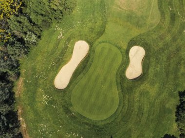 Golf sahasındaki kum deposundan hava manzarası.