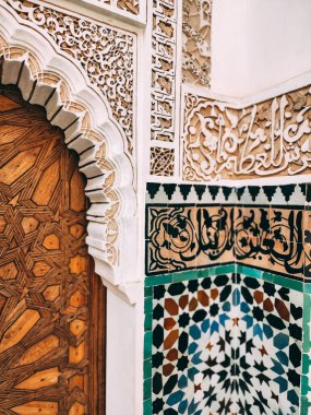 Bir duvarın dikey görüntüsü ve Fas mimarisi ve tasarımı olan bir kemer.