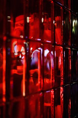 Geceleri camdaki kırmızı ışığa yakın çekim