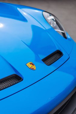 Modern mavi 911 GT3 spor arabası üzerine Porsche marka dikey bir çekim.