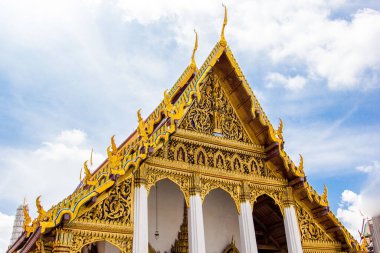 Güneşli bir günde antik bir binanın alçak açılı bir görüntüsü.
