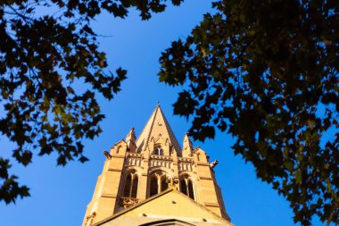 Mavi gökyüzüne karşı güzel bir kilisenin alçak açısı